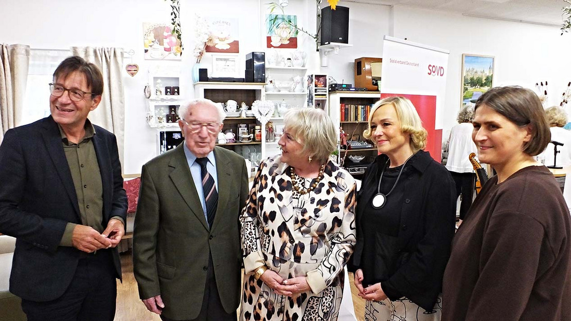 Gruppenbild mit fünf Personen.