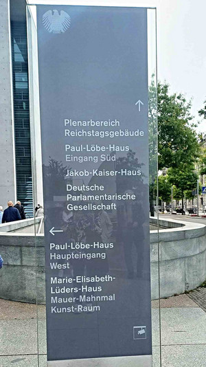 Schild vor dem Paul-Löbe-Haus.