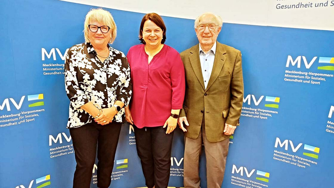 SoVD-Kreisvorsitzende Andrea Preuß-Borowsky, Mitglied Ulrich Haesener und Ministerin Stefanie Drese.
