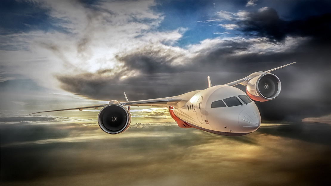 Flugzeug in der Luft vor Wolken