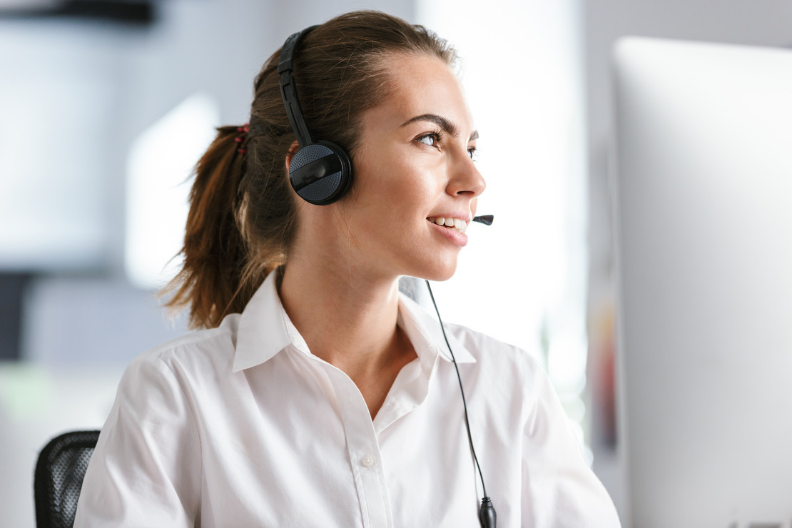 Frau spricht in ein Headset. 