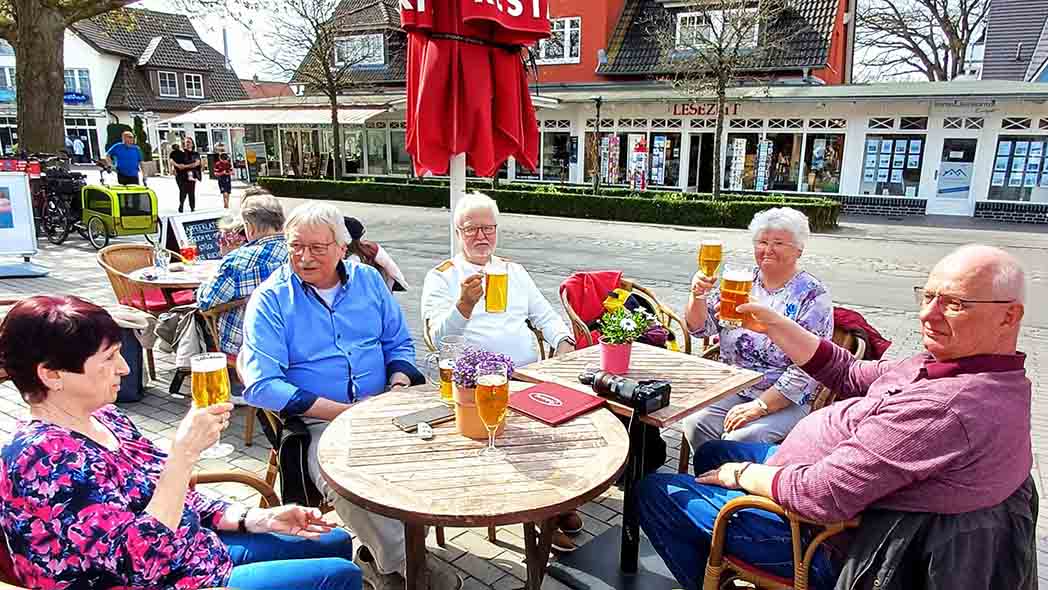 Menschen am Tisch beim essen.
